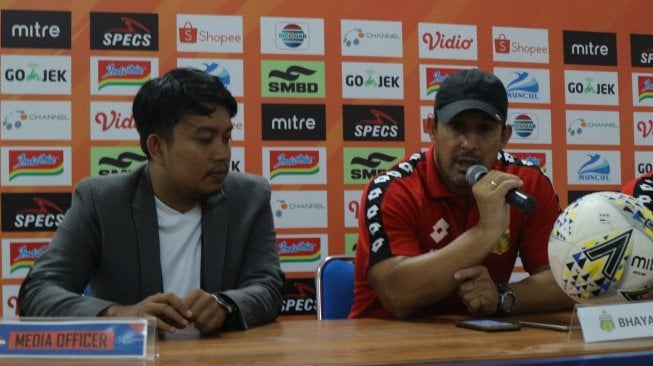 Pelatih Bhayangkara FC, Alfredo Vera, saat memberi keterangan pers usai laga kontra PSS Sleman. (Suara.com/Irwan Febri Rialdi).