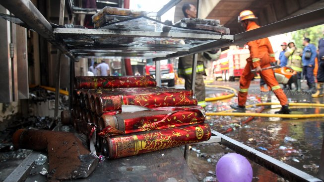 Kondisi gudang kembang api usai kebakaran di kawasan Pasar Pagi, Jalan Asemka Tambora, Jakarta, Jumat (21/6). [Suara.com/Arief Hermawan P]