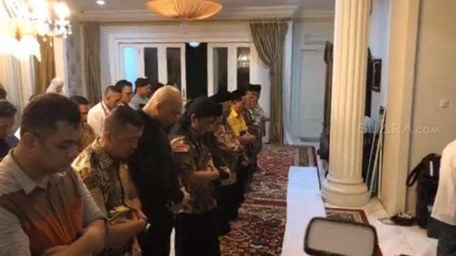 Deddy Corbuzier salat berjamaah di rumah Ma'ruf Amin [Suara.com]