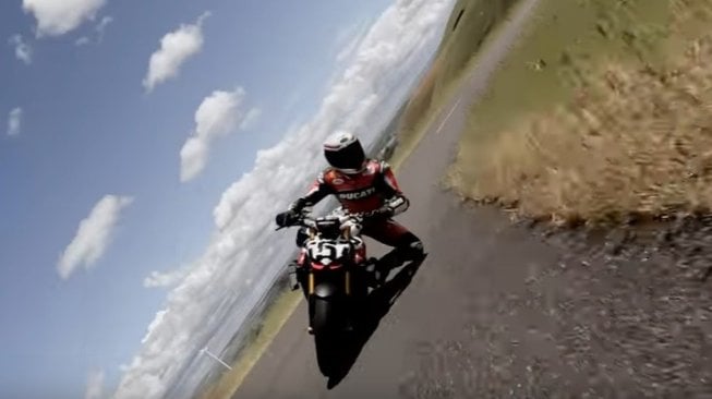 Carlin Dunne, jawara Pikes Peak tengah mengetes Ducati Streetfighter V4 [YouTube: Ducati].