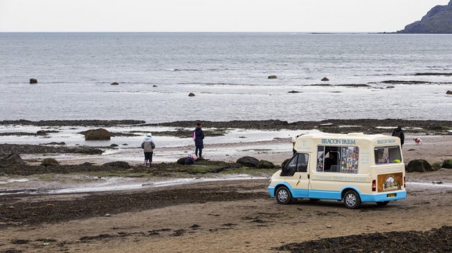 Van es krim legendaris dan ikonik sekaligus tradisional yang banyak ditemukan di pusat kota serta pesisir pantai seantero Britania Raya. Salah satu yang terkenal adalah Mr Whippy [Shutterstock].