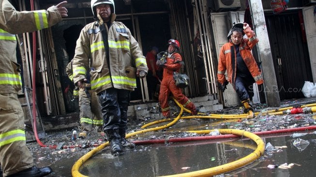 Kondisi gudang kembang api usai kebakaran di kawasan Pasar Pagi, Jalan Asemka, Tambora, Jakarta, Jumat (21/6). [Suara.com/Arief Hermawan P]