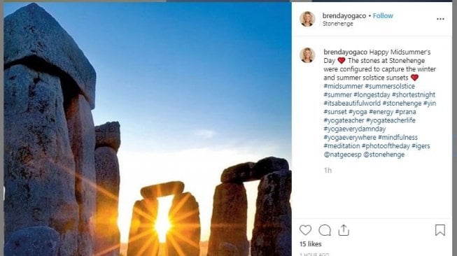 Perayaan solstis bulan Juni di Stonehenge (instagram.com/brendayogaco)