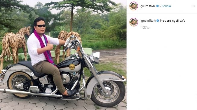 Gus Miftah mengendarai motor Harley-Davidson. (Instagram/@gusmifah)