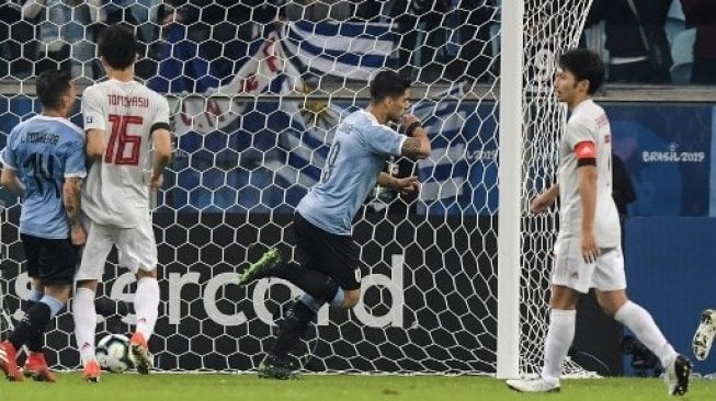 Striker Uruguay Luis Suarez (tengah) merayakan golnya ke gawang Jepang dari titik penalti di laga grup C Copa America 2019. Carl DE SOUZA / AFP