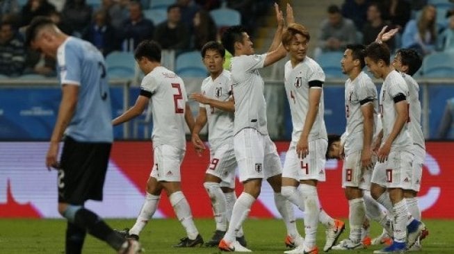 Para pemain Jepang merayakan gol Koji Miyoshi (kanan) ke gawang Uruguay pada laga grup C Copa America 2019. Jeferson Guareze / AFP