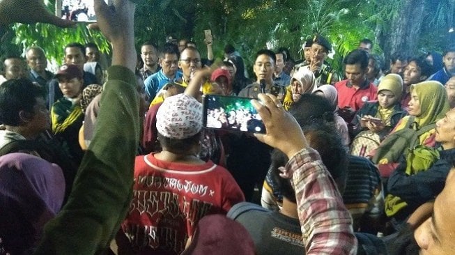 Ribut PPDB Surabaya Tak Juga Selesai, Massa Geruduk Rumah Wali Kota Risma