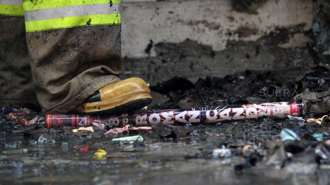 Kondisi gudang kembang api usai kebakaran di kawasan Pasar Pagi, Jalan Asemka, Tambora, Jakarta, Jumat (21/6). [Suara.com/Arief Hermawan P]