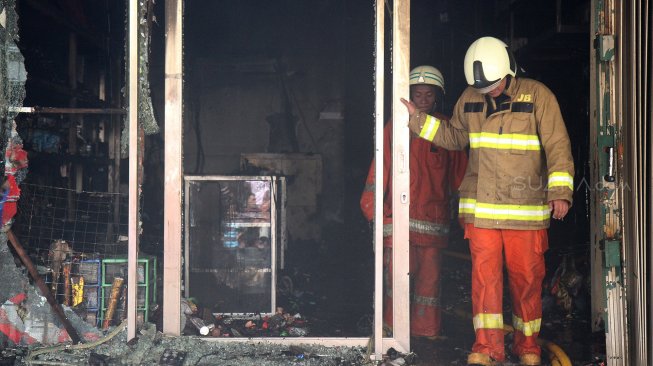 Kondisi gudang kembang api usai kebakaran di kawasan Pasar Pagi, Asemka, Tambora, Jakarta, Jumat (21/6). [Suara.com/Arief Hermawan P]