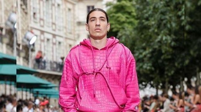 Kenakan Busana Serba Pink, Bellerin Bikin Pangling di Paris Fashion Week