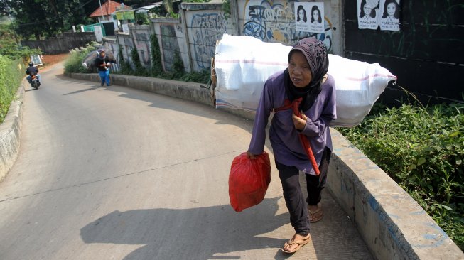 Sejumlah perempuan memanggul barang rongsokan di kawasan Beji, Kota Depok, Jawa Barat, Sabtu (22/6). [Suara.com/Arief Hermawan P]