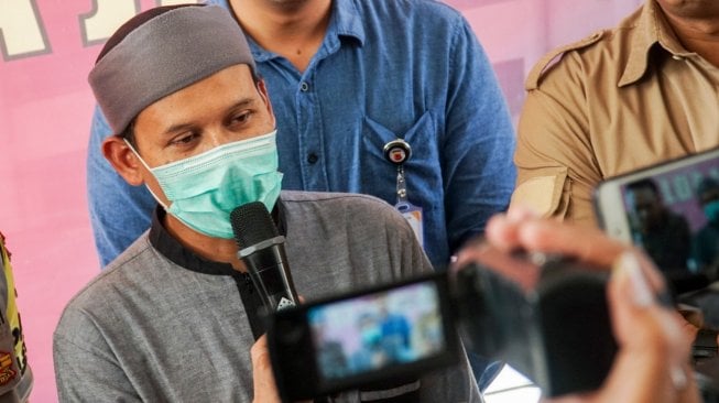 Tersangka kasus dugaan penyebaran hoaks Rahmat Baequni di Mabes Polda Jawa Barat, Bandung, Jawa Barat, Jumat (21/6). [ANTARA FOTO/Bagas Hilman]