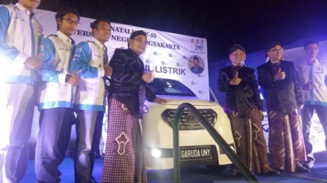 Menteri Riset, Teknologi dan Pendidikan Tinggi (Menristekdikti) Mohamad Nasir (ketiga dari kanan) meluncurkan prototipe mobil listrik garuda Universitas Negeri Yogyakarta di Daerah Istimewa Yogyakarta, Jumat malam (21/06/2019). [ANTARA/Martha Herlinawati Simanjuntak]