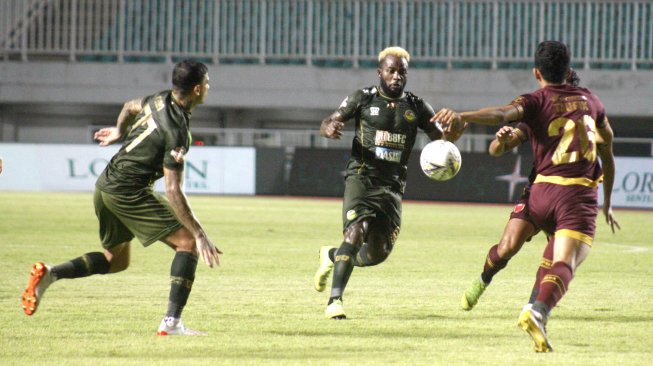 Pesepak bola Tira Persikabo P Essengue (tengah) berebut bola dengan pesepak bola PSM Makassar ABD Rahman (kanan) saat laga Liga 1 2019 di Stadion Pakansari, Bogor, Jawa Barat, Rabu (29/5/2019). ANTARA FOTO/Yulius Satria Wijaya