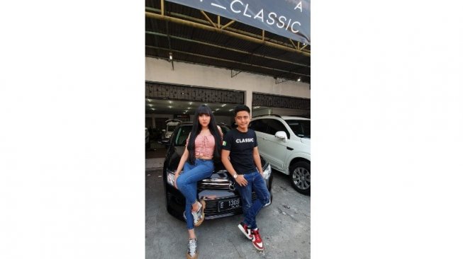 Lucinta Luna berpotrer dengan Hardianto, pemilik Classic Car Interior [Foto: Classic Car Interior].