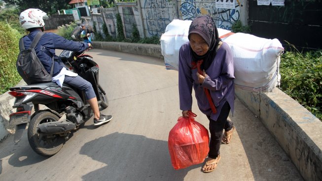 Sejumlah perempuan memanggul barang rongsokan di kawasan Beji, Kota Depok, Jawa Barat, Sabtu (22/6). [Suara.com/Arief Hermawan P]