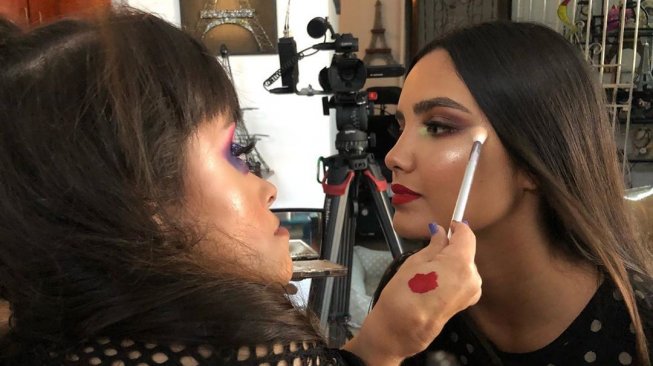 Cary Velazquez Wanita Difabel Ini Punya Kemampuan Makeup 