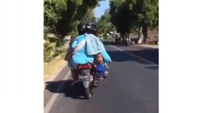 Jok Motor Penuh, Bocah Ini Diangkut Pakai Keranjang saat Diajak Berpergian