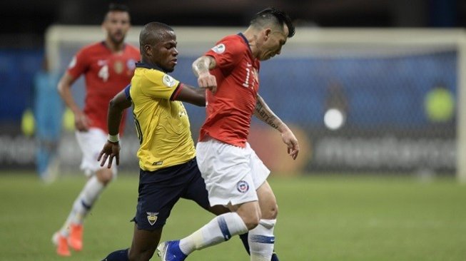 Kapten Chile Gary Medel berebut bola dengan pemain Ekuador Enner Valencia di laga lanjutan Copa America 2019. (AFP)