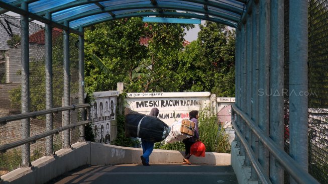 Sejumlah perempuan memanggul barang rongsokan di kawasan Beji, Kota Depok, Jawa Barat, Sabtu (22/6). [Suara.com/Arief Hermawan P]