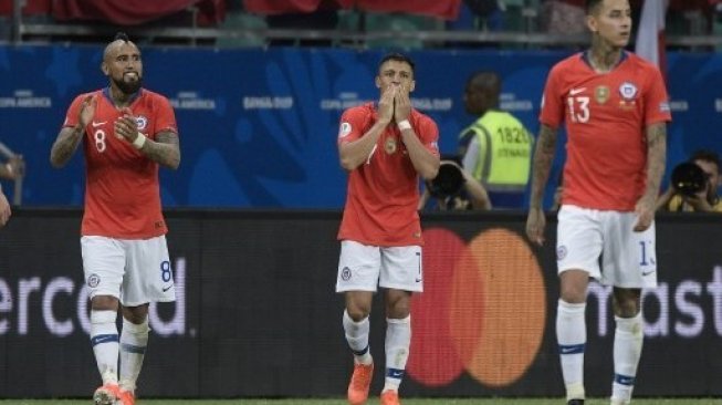 Pemain Chile Alexis Sanchez (tengah) merayakan gonya ke gawang Ekuador di Copa America 2019. Juan MABROMATA / AFP