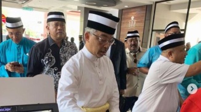 Begini Jadinya Ketika Raja Malaysia Ikut Antre Pesan Makanan di KFC