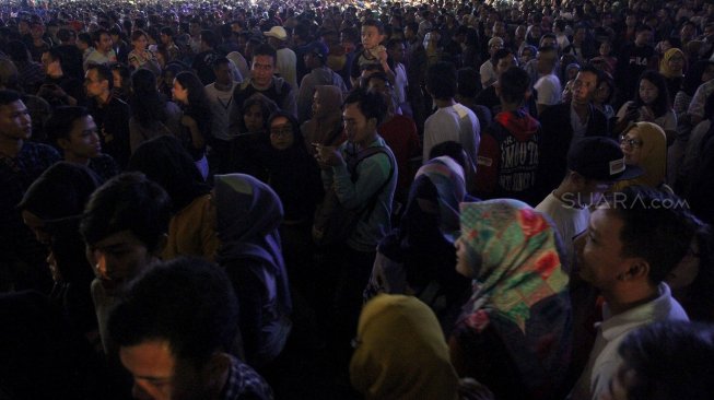 Ribuan warga memadati kawasan Bundaran Hotel Indonesia (HI) saat gelaran Jakarta Night Festival di Jakarta, Sabtu (22/6). [Suara.com/Arief Hermawan P]