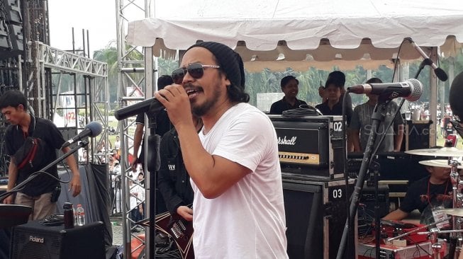 Band Jamrud di kawasan Silang Monas, Jakarta Pusat, Minggu (23/6/2019). [Ismail/Suara.com]