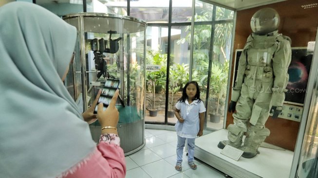 Pengunjung melihat diorama astronot dalam pendaftaran di bulan pertama di Planetarium, Taman Ismail Marzuki (TIM), Jakarta, Minggu (23/6). [Suara.com/Muhaimin A Untung]