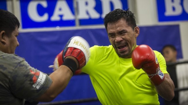 Petinju Filipina, Manny Pacquiao, berlatih di sasana Wild Card Boxing, Los Angeles, AS, Kamis (20/6/2019), dalam persiapan melawan Keith Thurman pada 20 Juli mendatang. [AFP/Apu Gomes]
