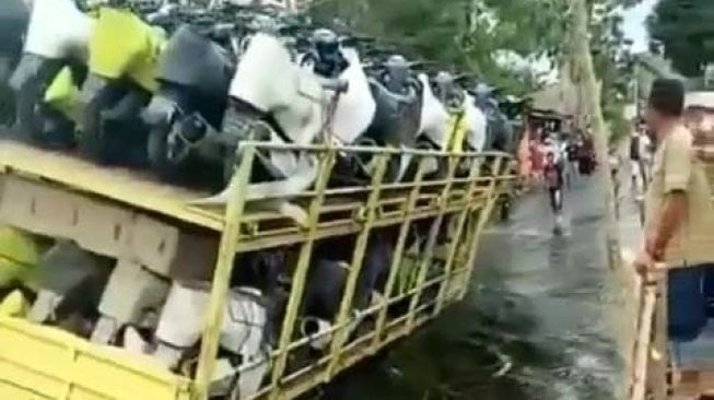 Terjang Banjir Konawe, Aksi Truk Pengangkut Motor Baru Ini Bikin Khawatir