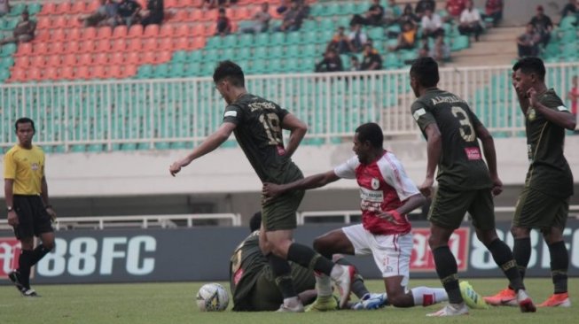 PS Tira Persikabo VS Persipura (M Fikri/Antara)