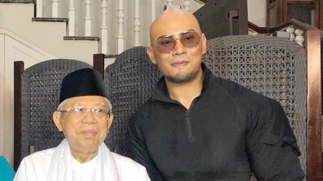 Deddy Corbuzier berpose bersama Maruf Amin. [instagram/mastercorbuzier]