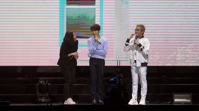 Penampilan penyanyi Korea Selatan, Ha Sung Woon dalam acara bertajuk "The 1st FanMeeting in Jakarta, My Moment" di The Kasablanka Hall, Jakarta, Sabtu (22/6). [Suara.com/Arief Hermawan P]