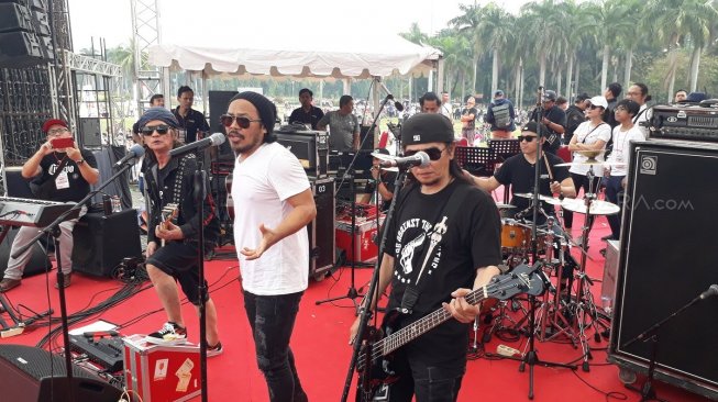 Band Jamrud di kawasan Silang Monas, Jakarta Pusat, Minggu (23/6/2019). [Ismail/Suara.com]