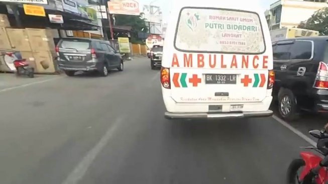 Polantas Tak Memberi Prioritas Untuk Ambulans. (YouTube/Trishinu)