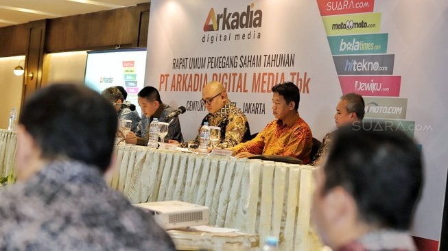 Komisaris Utama Stephen Sulistyo, Komisaris Iwa Karunia, Komisaris Independen Ariyo Ali Suprapto, Direktur Utama Wiliam Martaputra, Direktur Suwarjono, Direktur Independen Fastabiqul Khair Algatot saat Rapat Umum Pemegang Saham Tahunan (RUPST) PT Arkadia Digital Media Tbk (DIGI) di Hotel Century Park, Senayan, Jakarta. Senin (24/6). [Suara.com/Muhaimin A Untung]