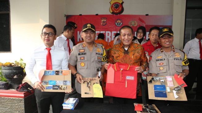 Polres Bogor saat merilis kasus perampokan minimarket. (Suara.com/Rambiga)