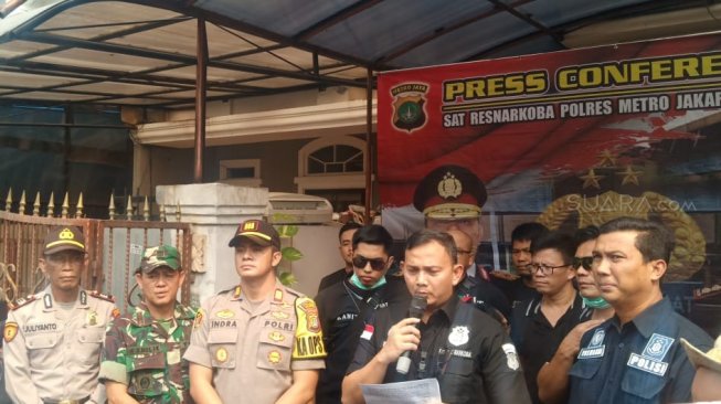 Satres Narkoba Polres Metro Jakarta Barat meringkus pria berinisial MS (42) saat melakukan penggerebekan pabrik sabu di Perumahan Citra 2, Kalideres, Jakarta Barat. (Suara.com/Yosea Arga)