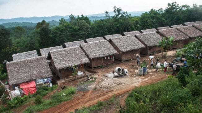 Suasana perkampungan warga Baduy mualaf yang telah keluar dari Kampung Adat Baduy karena masuk Islam di Kampung Landeuh, Leuwidamar, Lebak, Banten, Senin (24/6). ANTARA FOTO/Muhammad Bagus Khoirunas