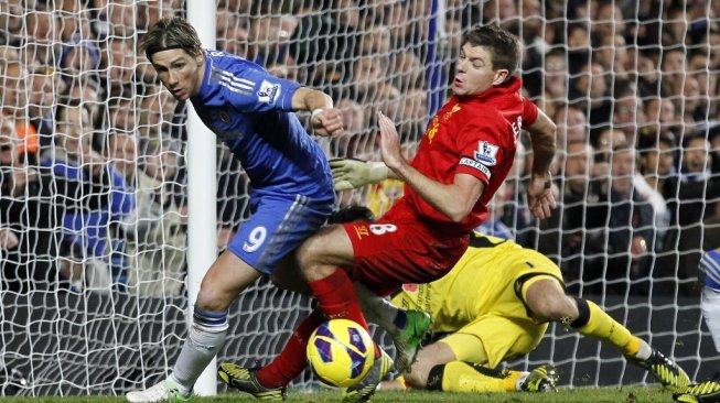 Fernando Torres berebut Bola degnan legenda Liverpool, Steven Gerrard saat berseragam Chelsea. (IAN KINGTON / AFP)