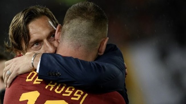 Daniele De Rossi mendapat ucapan perpisahan dari Francesco Totti usai pertandingan kontra Parma pada 26 Mei 2019 [AFP]