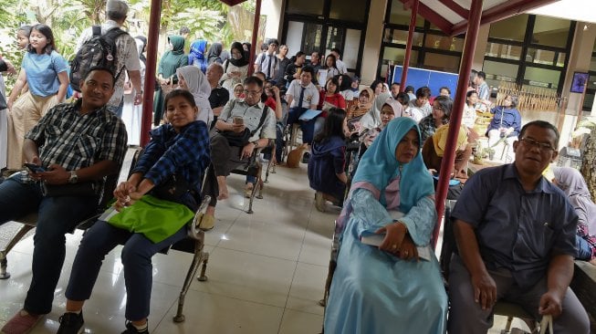 Sejumlah siswa dan orang tua murid antre mengikuti seleksi Penerimaan Peserta Didik Baru (PPDB) di SMAN 1 Jakarta, Jakarta, Senin (24/6). ANTARA FOTO/Galih Pradipta