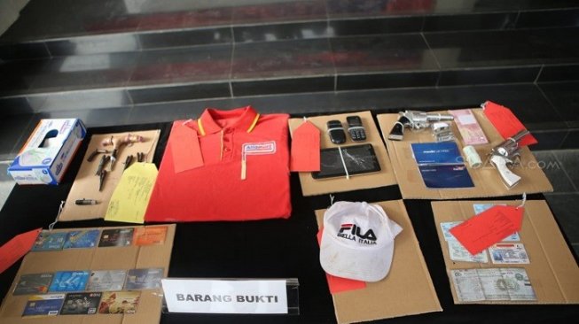 Barang bukti kasus perampokan minimarket di Bogor. (Suara.com/Rambiga)