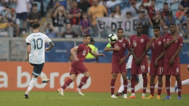 Pemain Argentina Lionel Messi melepaskan tendangan bebas saat menghadapi Qatar di pertandingan pamungkas Grup B Copa America 2019 [AFP]