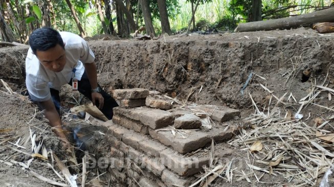 Struktur batu bata kuno di temukan di Trowulan, Mojokerto, Senin (24/6/2019). [Beritajatim.com]