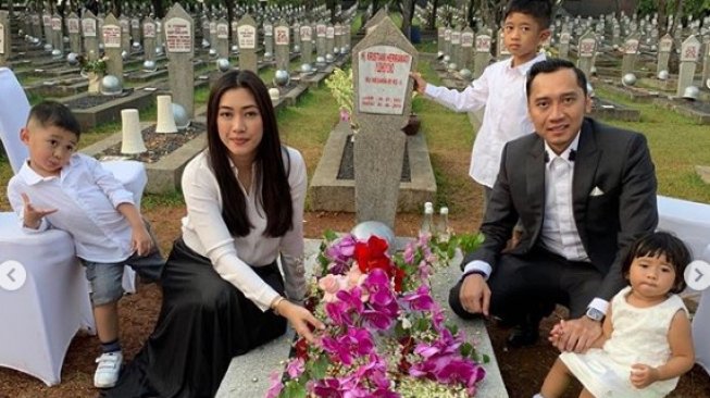 Unggah Foto saat di Makam Ani Yudhoyono, Ibas dan Keluarga Panen Kritik
