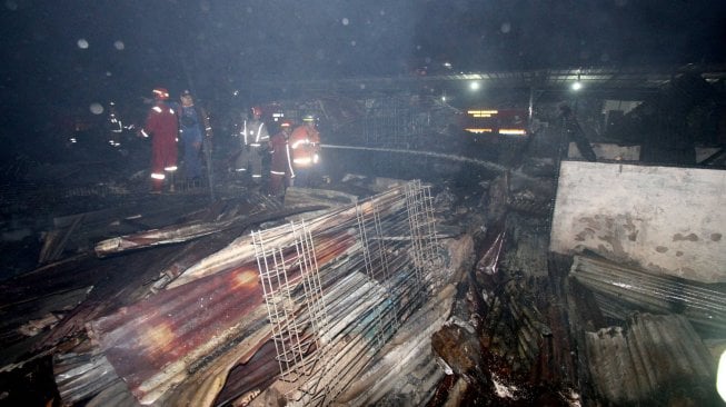 Petugas Pemadam Kebakaran melakukan proses pemadaman gudang limbah plastik yang terbakar di Cibinong, Bogor, Jawa Barat, Minggu (23/6). ANTARA FOTO/Yulius Satria Wijaya