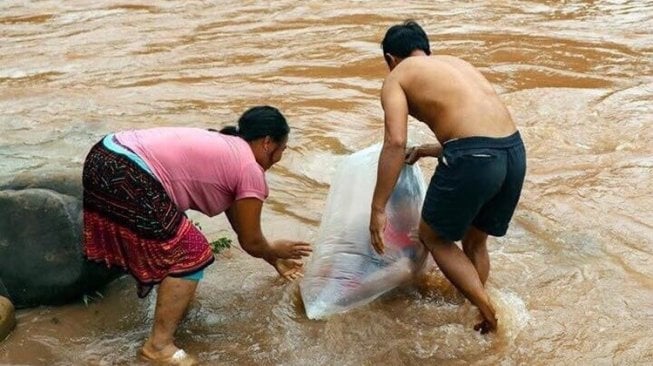 Lintasi Sungai Demi Sekolah, Ayah Ibu Masukkan Anaknya ke Kantong Plastik