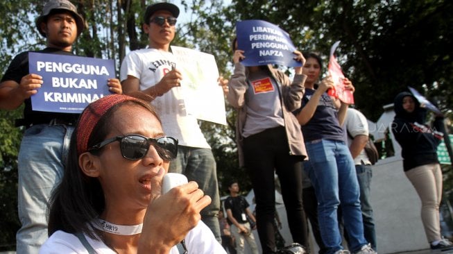 Sejumlah aktivis yang berasal dari organisasi Lembaga Bantuan Hukum Masyarakat (LBHM) menggelar aksi di kawasan Monas, Jakarta, Selasa (25/6). [Suara.com/Arief Hermawan P]